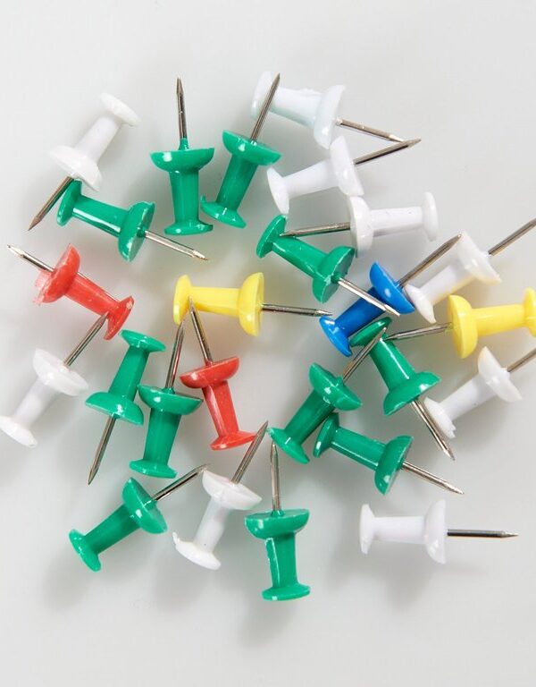 Boite de punaises multicolor